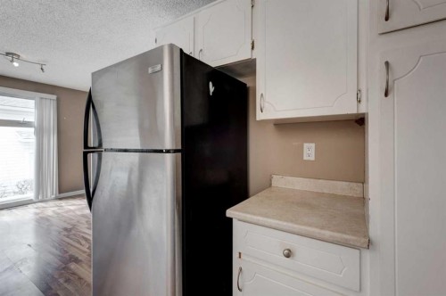 11452 8 Street Sw, Calgary, AB - Indoor Photo Showing Kitchen
