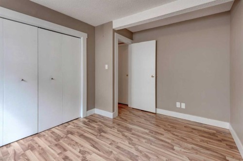 11452 8 Street Sw, Calgary, AB - Indoor Photo Showing Other Room