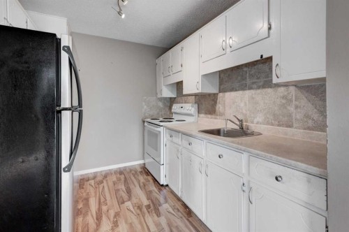 11452 8 Street Sw, Calgary, AB - Indoor Photo Showing Kitchen