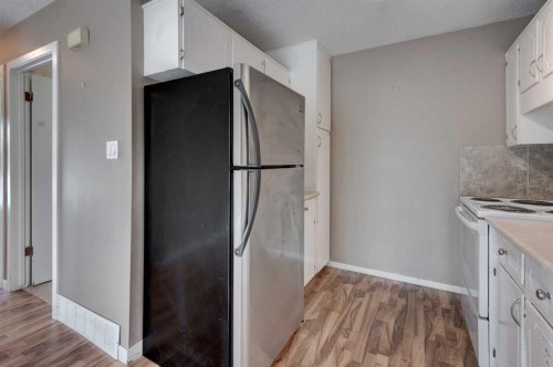 11452 8 Street Sw, Calgary, AB - Indoor Photo Showing Kitchen