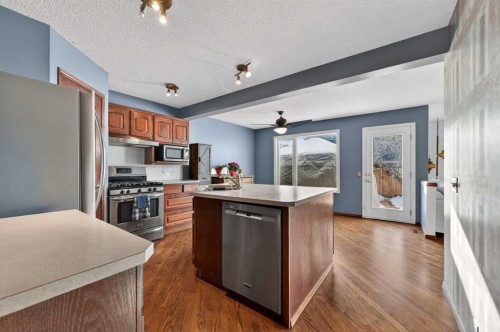 52 Riverwood Circle Se, Calgary, AB - Indoor Photo Showing Kitchen