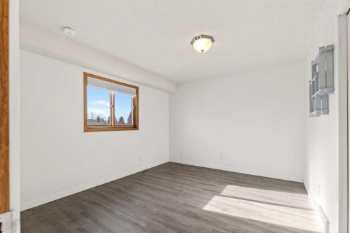 84 Rivergreen Crescent Se, Calgary, AB - Indoor Photo Showing Other Room