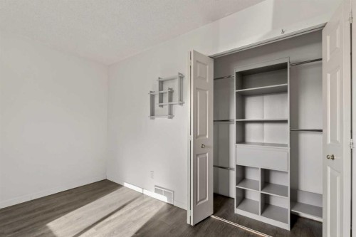 84 Rivergreen Crescent Se, Calgary, AB - Indoor Photo Showing Other Room