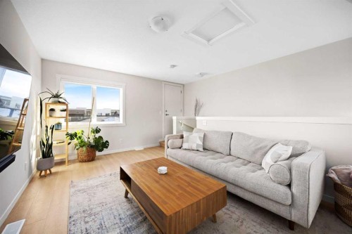 403-474 Seton Circle Se, Calgary, AB - Indoor Photo Showing Living Room