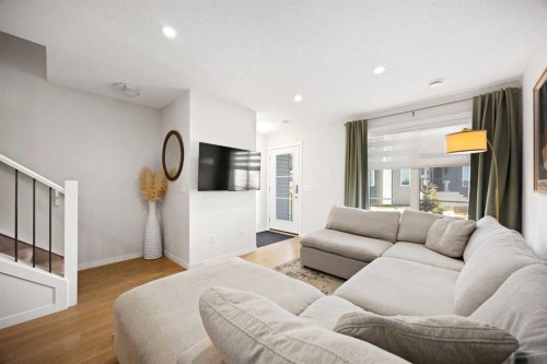 403-474 Seton Circle Se, Calgary, AB - Indoor Photo Showing Living Room