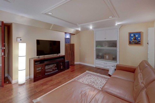 66 Scimitar Point Nw, Calgary, AB - Indoor Photo Showing Living Room