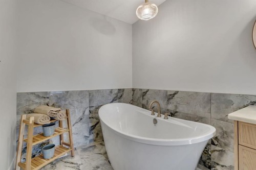 2044 Waterbury Road, Chestermere, AB - Indoor Photo Showing Bathroom