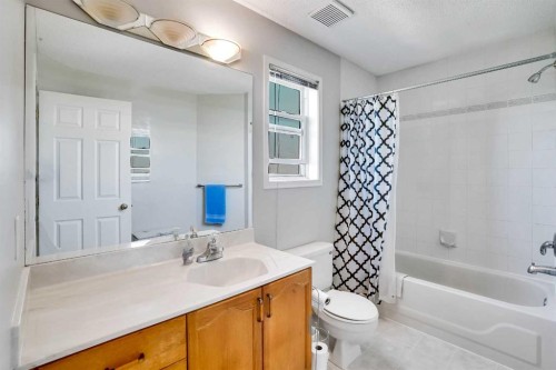 69 Coral Springs Park Ne, Calgary, AB - Indoor Photo Showing Bathroom
