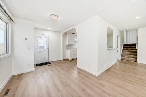 532 Rundleridge Drive Ne, Calgary, AB - Indoor Photo Showing Other Room