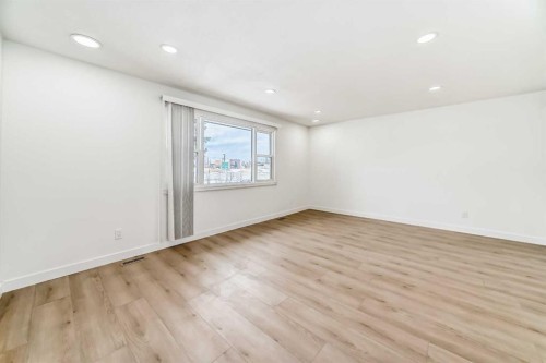 532 Rundleridge Drive Ne, Calgary, AB - Indoor Photo Showing Other Room