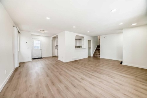 532 Rundleridge Drive Ne, Calgary, AB - Indoor Photo Showing Other Room