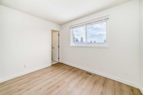 532 Rundleridge Drive Ne, Calgary, AB - Indoor Photo Showing Other Room