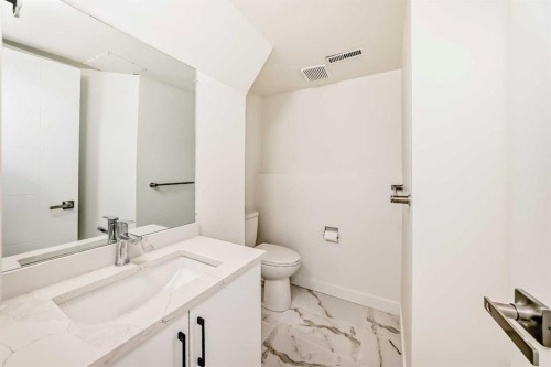 532 Rundleridge Drive Ne, Calgary, AB - Indoor Photo Showing Bathroom