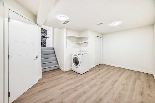 532 Rundleridge Drive Ne, Calgary, AB - Indoor Photo Showing Laundry Room