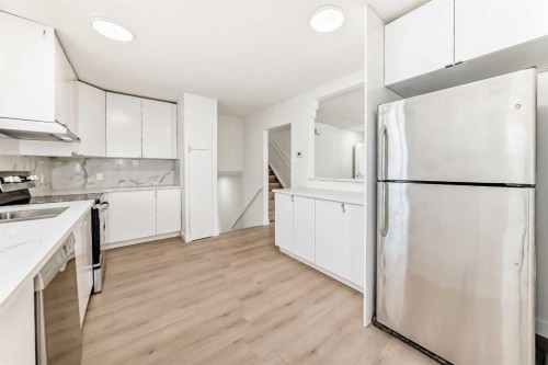 532 Rundleridge Drive Ne, Calgary, AB - Indoor Photo Showing Kitchen