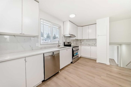 532 Rundleridge Drive Ne, Calgary, AB - Indoor Photo Showing Kitchen