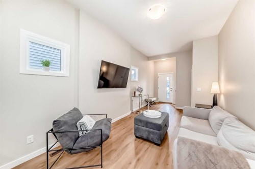 146 Highview Gate Se, Airdrie, AB - Indoor Photo Showing Living Room