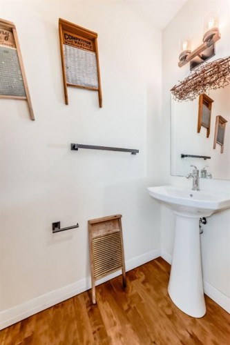 44 Riviera Way, Cochrane, AB - Indoor Photo Showing Bathroom