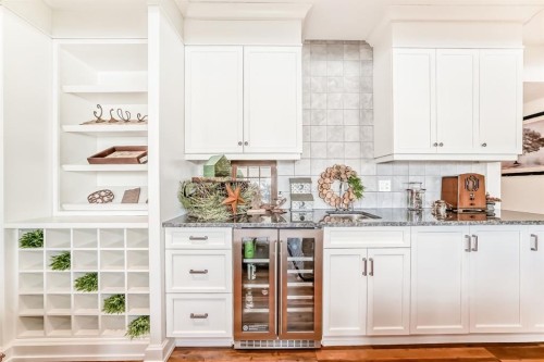 44 Riviera Way, Cochrane, AB - Indoor Photo Showing Kitchen