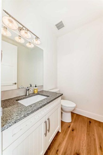 2323 3 Avenue Nw, Calgary, AB - Indoor Photo Showing Bathroom