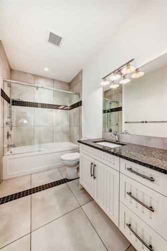 2323 3 Avenue Nw, Calgary, AB - Indoor Photo Showing Bathroom