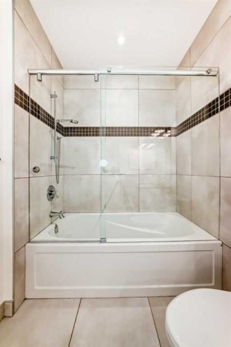 2323 3 Avenue Nw, Calgary, AB - Indoor Photo Showing Bathroom