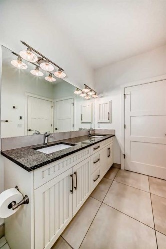 2323 3 Avenue Nw, Calgary, AB - Indoor Photo Showing Bathroom