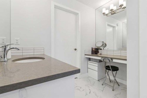 55 Sundown Crescent, Cochrane, AB - Indoor Photo Showing Bathroom