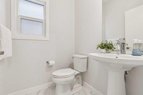 55 Sundown Crescent, Cochrane, AB - Indoor Photo Showing Bathroom