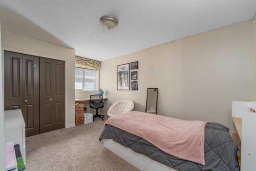 32 Evanspark Circle Nw, Calgary, AB - Indoor Photo Showing Bedroom