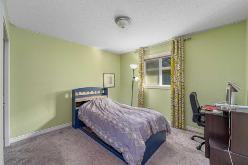 32 Evanspark Circle Nw, Calgary, AB - Indoor Photo Showing Bedroom
