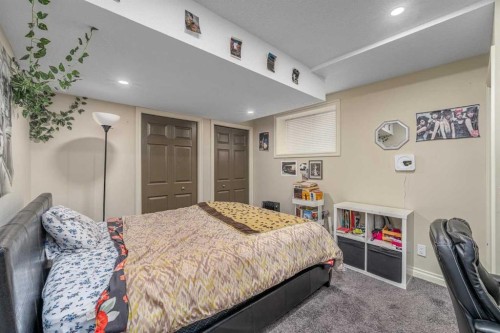 32 Evanspark Circle Nw, Calgary, AB - Indoor Photo Showing Bedroom