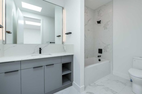 517 28 Avenue Nw, Calgary, AB - Indoor Photo Showing Bathroom