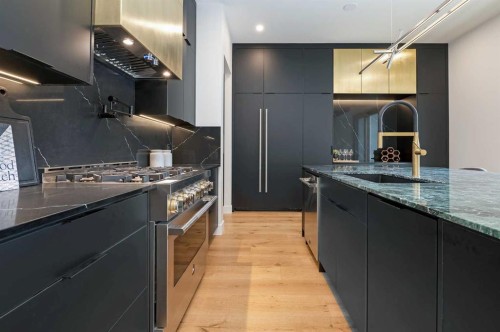 517 28 Avenue Nw, Calgary, AB - Indoor Photo Showing Kitchen