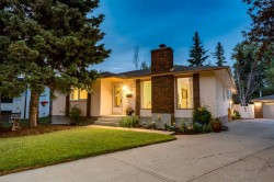 220 Oakridge Place SW Calgary, AB T2V 1V2