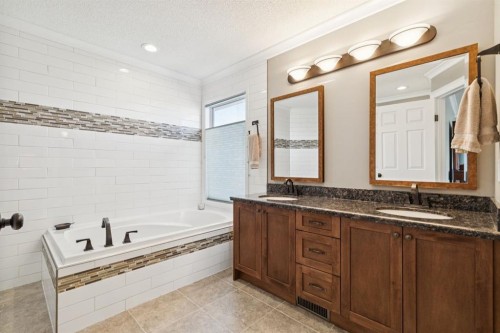 163 Edgebrook Close Nw, Calgary, AB - Indoor Photo Showing Bathroom