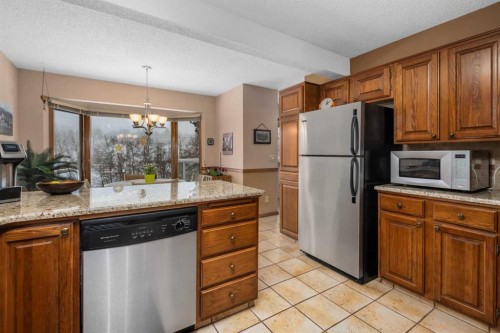124 Strathbury Circle Sw, Calgary, AB - Indoor Photo Showing Kitchen