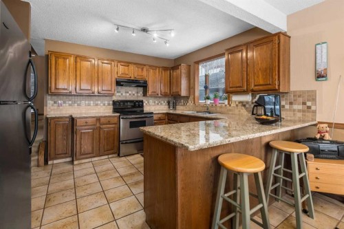 124 Strathbury Circle Sw, Calgary, AB - Indoor Photo Showing Kitchen