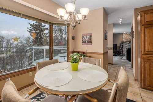 124 Strathbury Circle Sw, Calgary, AB - Indoor Photo Showing Dining Room