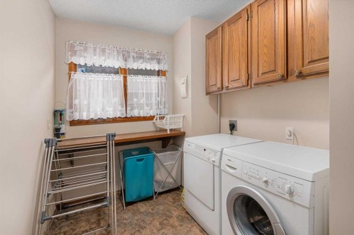 124 Strathbury Circle Sw, Calgary, AB - Indoor Photo Showing Laundry Room