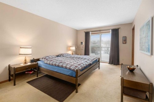 124 Strathbury Circle Sw, Calgary, AB - Indoor Photo Showing Bedroom
