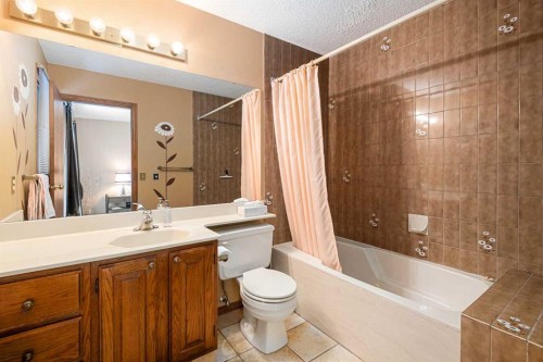 124 Strathbury Circle Sw, Calgary, AB - Indoor Photo Showing Bathroom