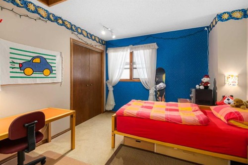 124 Strathbury Circle Sw, Calgary, AB - Indoor Photo Showing Bedroom