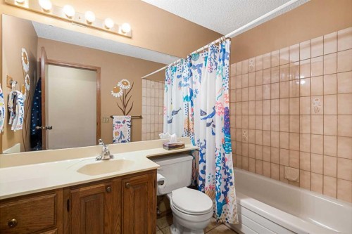 124 Strathbury Circle Sw, Calgary, AB - Indoor Photo Showing Bathroom
