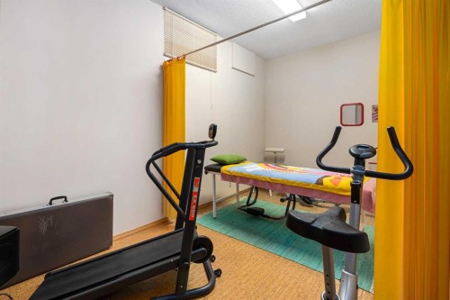 124 Strathbury Circle Sw, Calgary, AB - Indoor