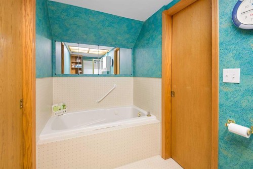 124 Strathbury Circle Sw, Calgary, AB - Indoor Photo Showing Bathroom