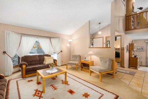 124 Strathbury Circle Sw, Calgary, AB - Indoor Photo Showing Living Room