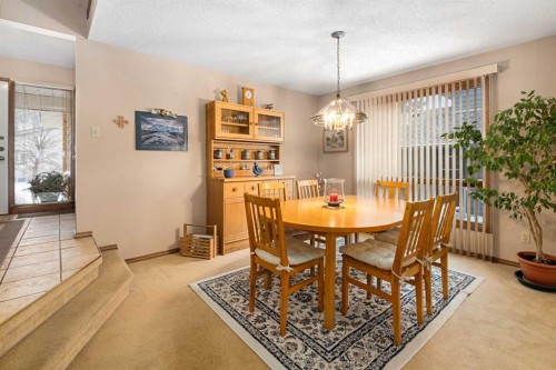 124 Strathbury Circle Sw, Calgary, AB - Indoor Photo Showing Dining Room