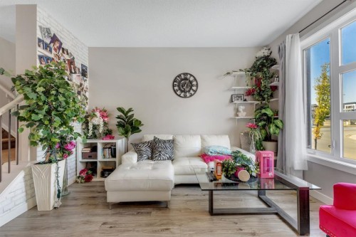 117 Howse Lane Ne, Calgary, AB - Indoor Photo Showing Living Room