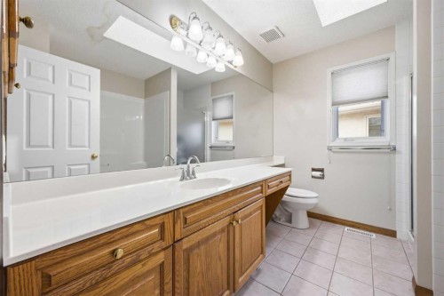 46 Sunset Way Se, Calgary, AB - Indoor Photo Showing Bathroom
